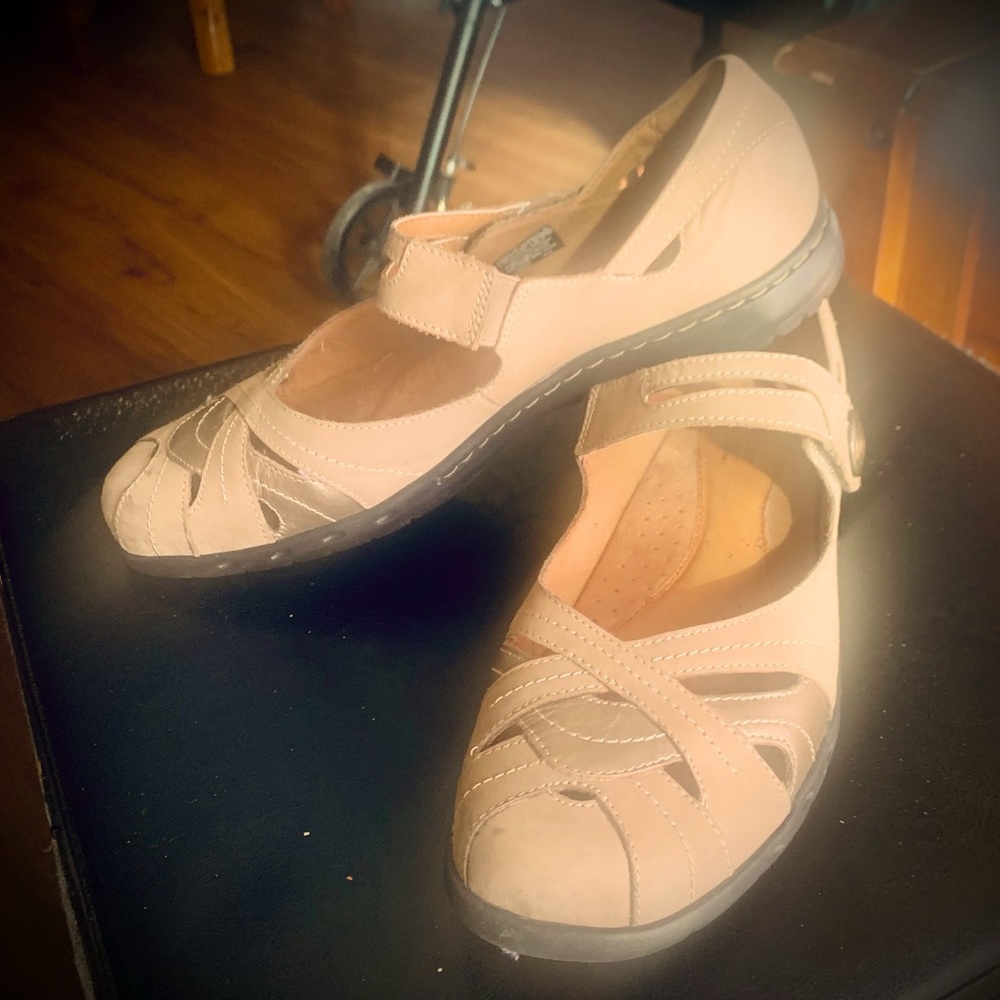 Size 10 Rockport by cob hill. only worn once and very comfortable and stylish.
